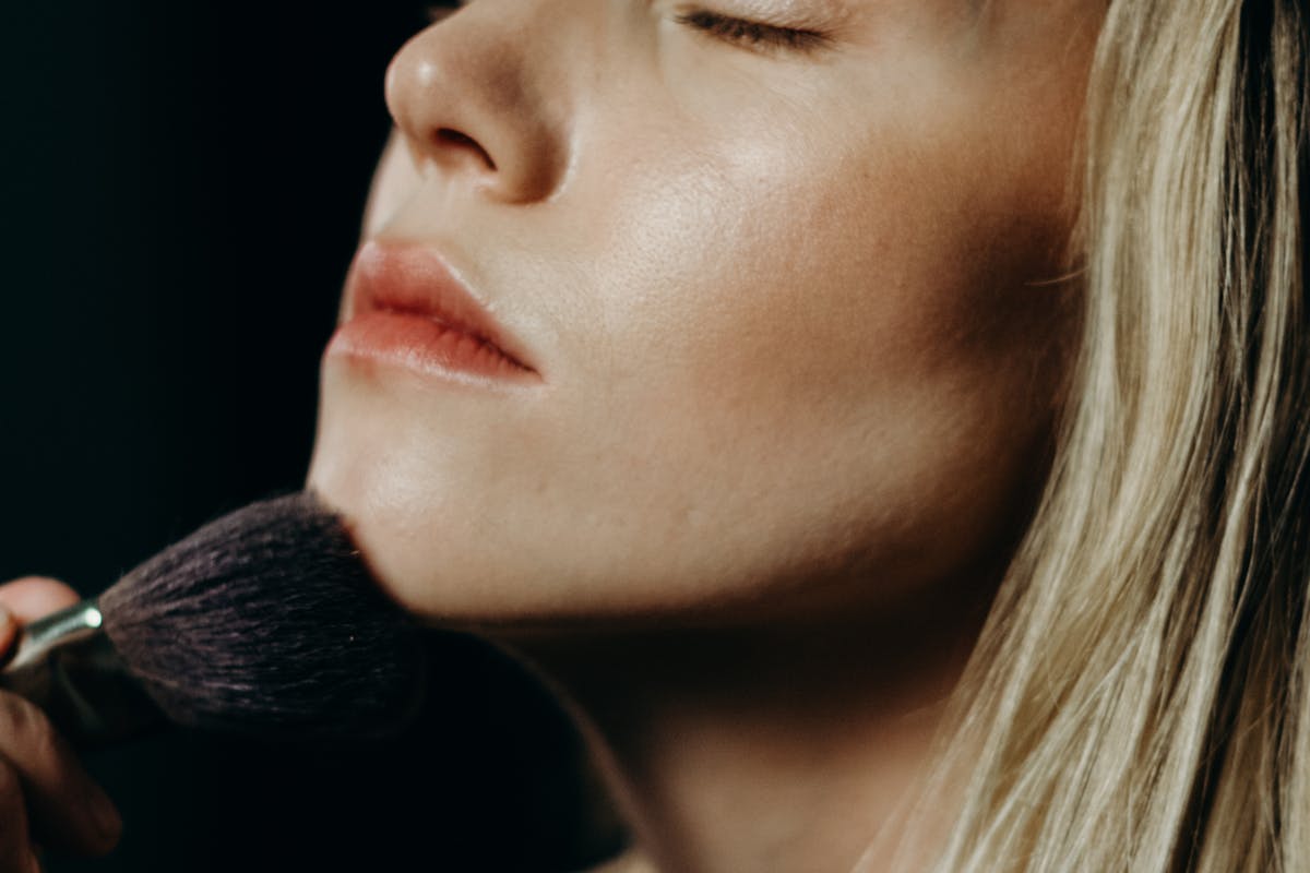 donna che si mette blush