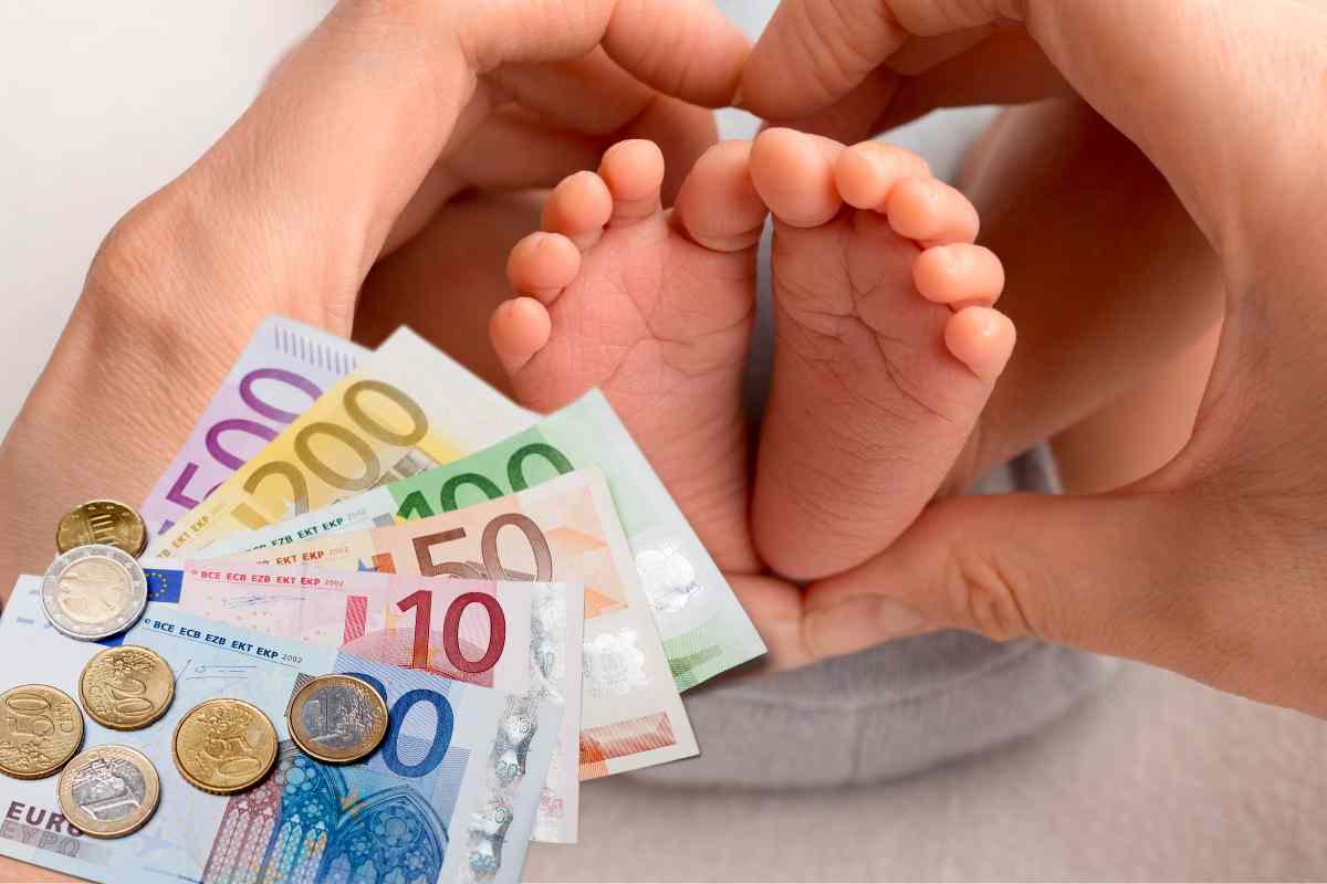 Piedini di un neonato e soldi in euro