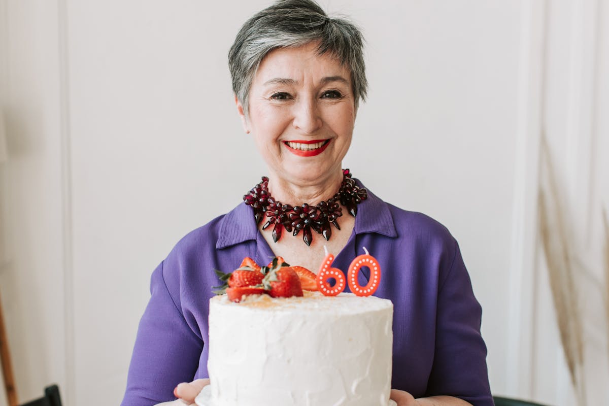 donna capelli bianchi corti con torta