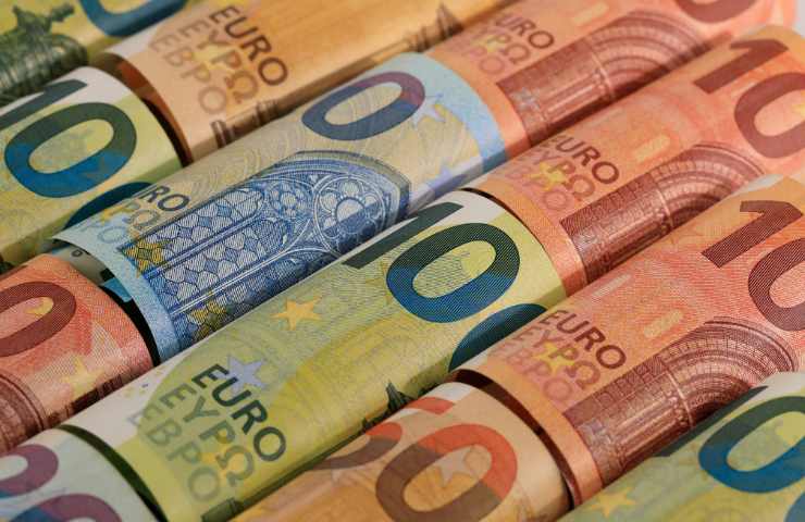 Banconote in euro arrotolate su loro stesse