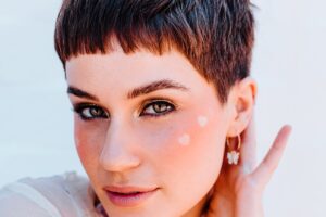 donna con capelli corti