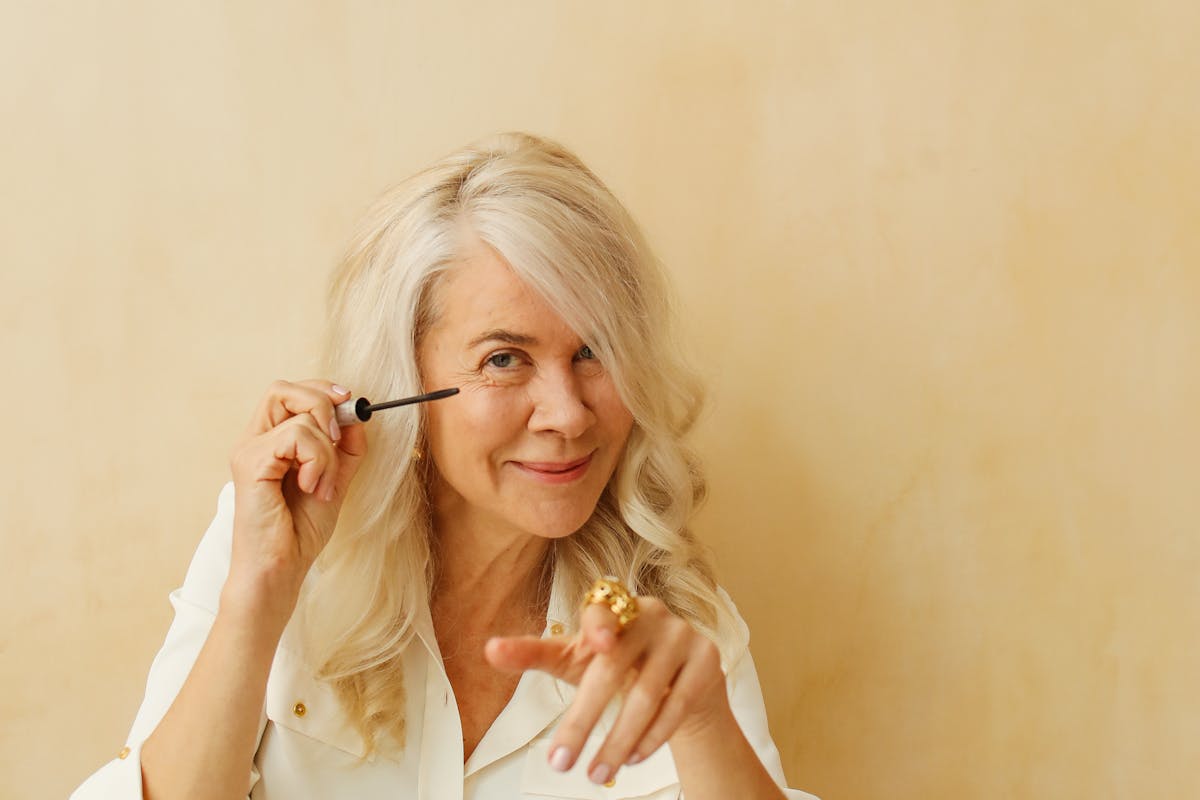 donna con capell ibianchi lunghi che mette mascara