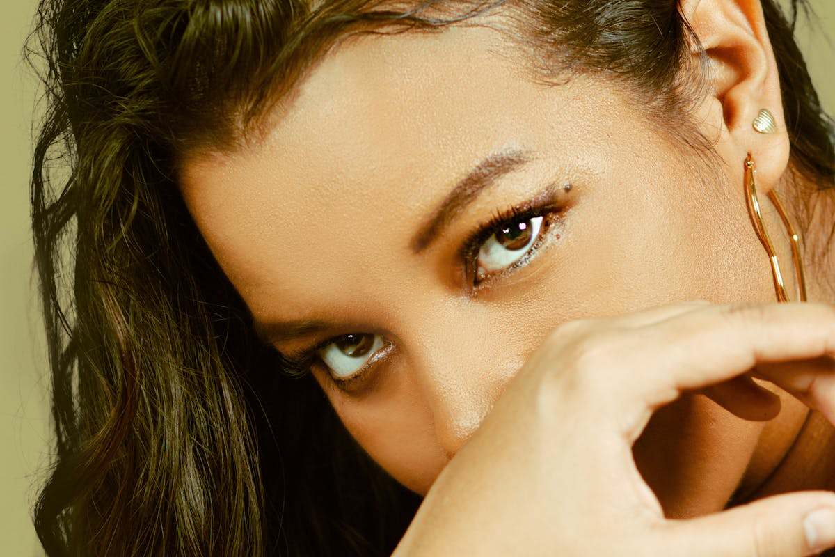 donna con pelle raggiante e capelli sciolti