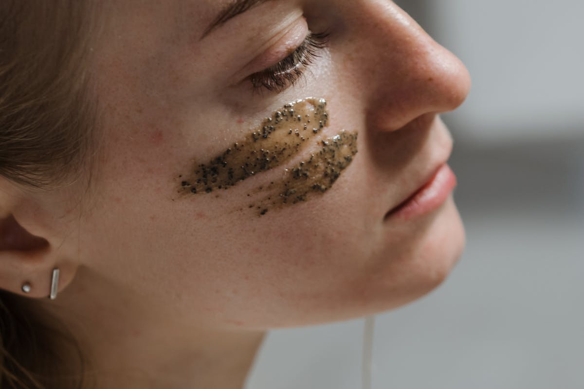 donna con esfoliante viso