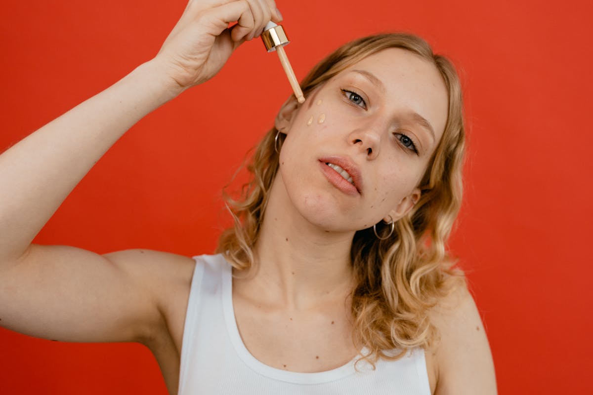 donna che mette fondotinta sul viso