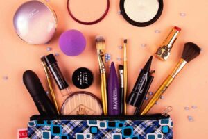 una trousse di prodotti beauty per i regali da fare da H&M