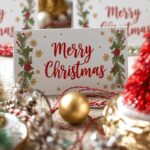 segnaposto di Natale con scritta e alberelli piccoli su un tavolo