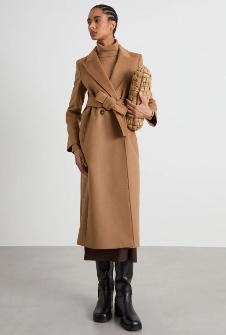 Donna con cappotto cammello