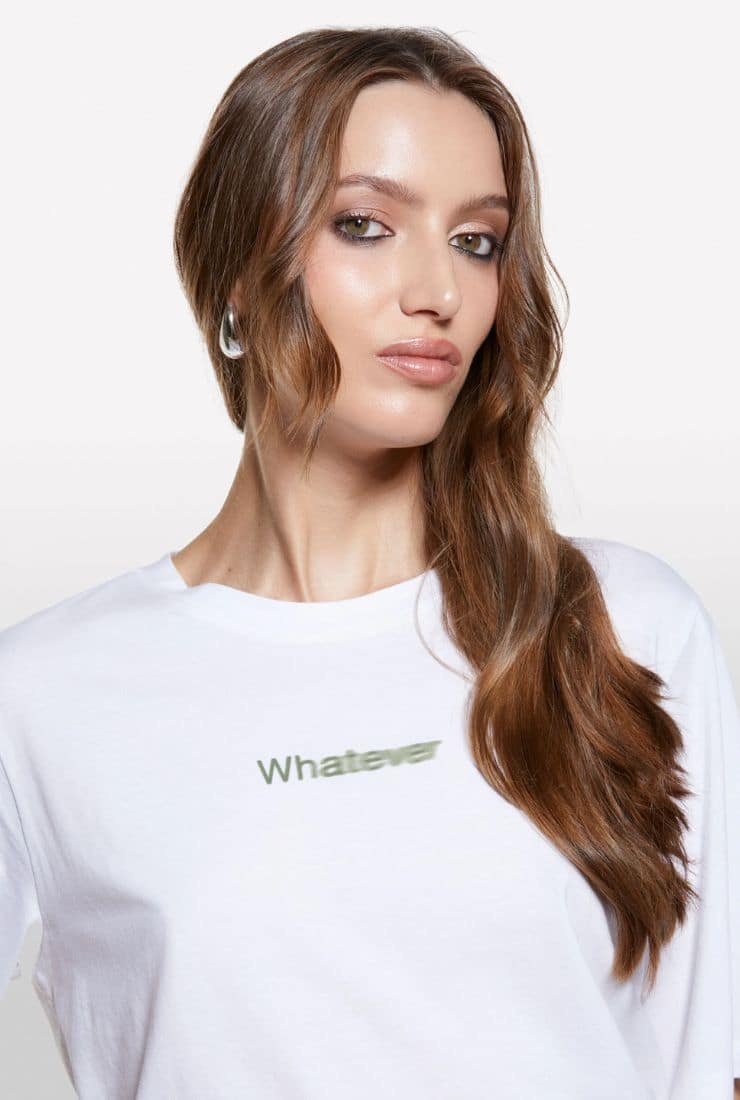 Donna con maglia bianca