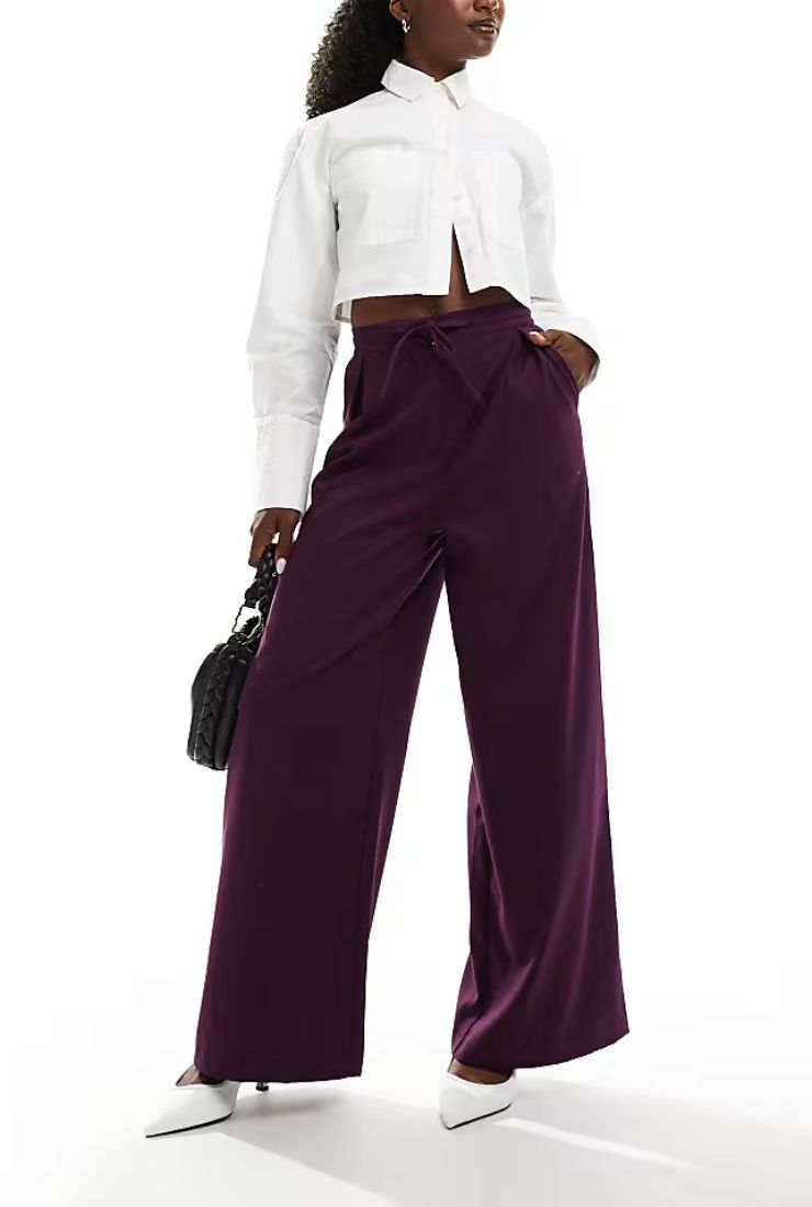 Donna con pantaloni prugna