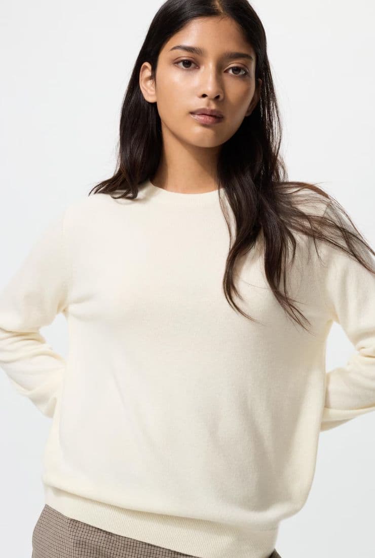 Donna con maglione bianco latte