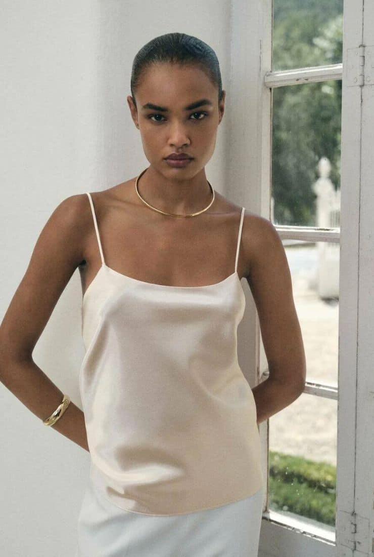 donna con top in raso