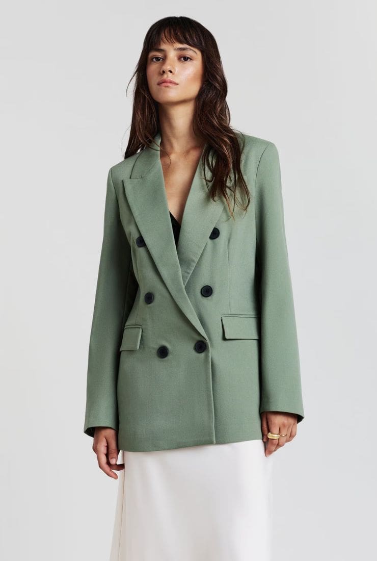 Donna con giacca verde