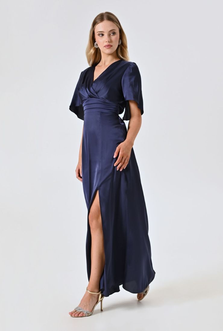 Donna con abito blu notte