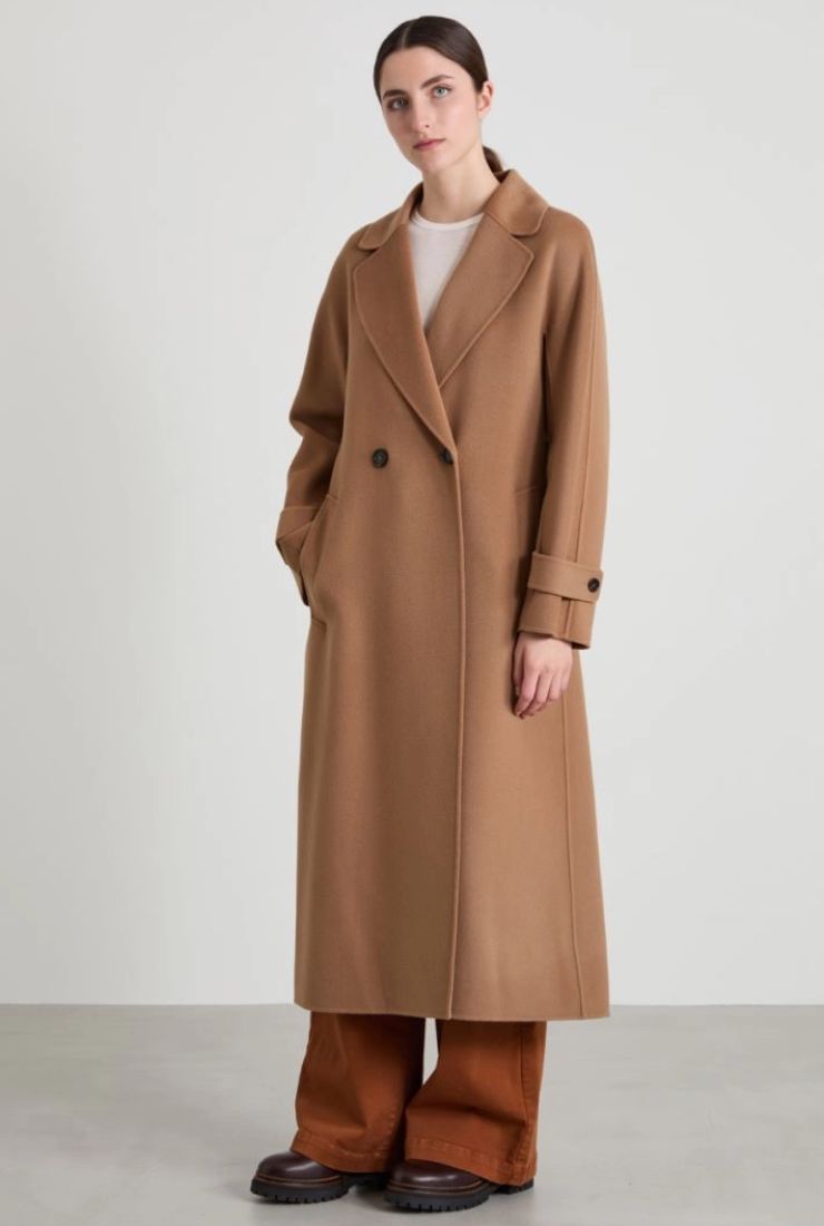 Donna con cappotto cammello