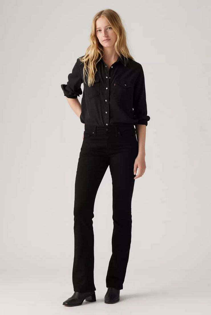 Donna con jeans neri a vita alta