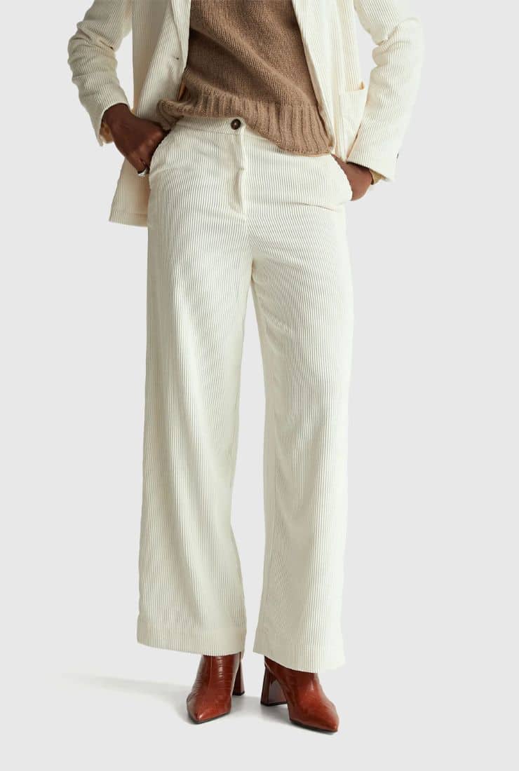 Donna con pantaloni bianchi