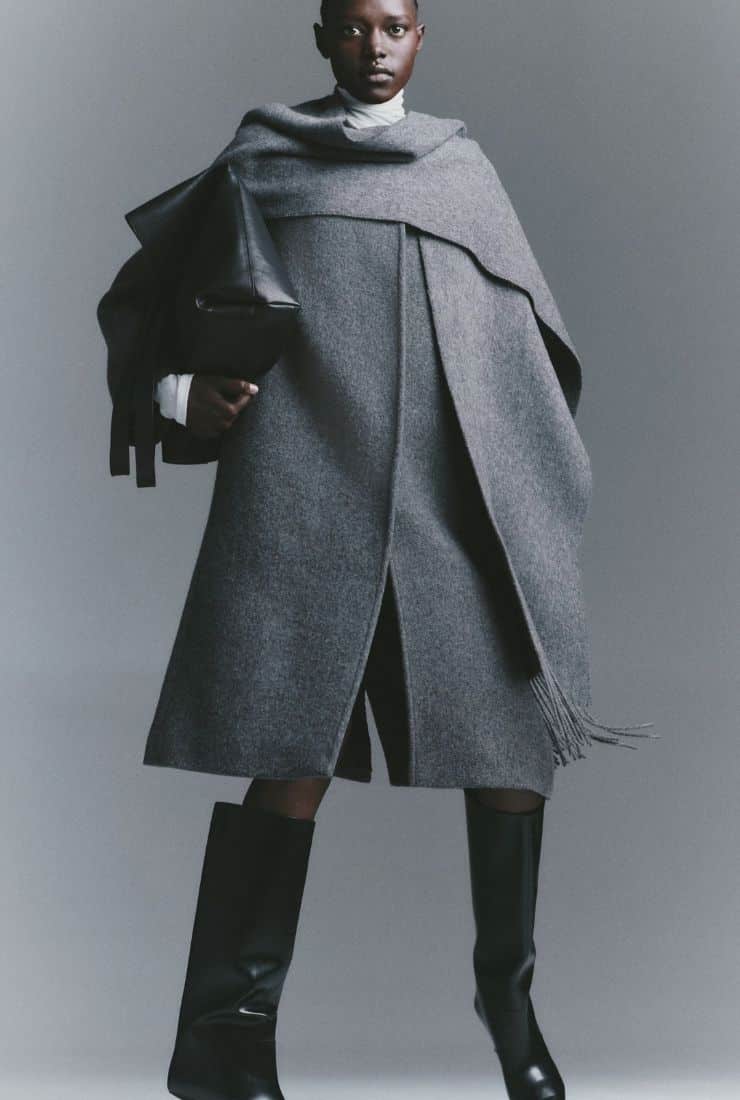 Donna con cappotto grigio