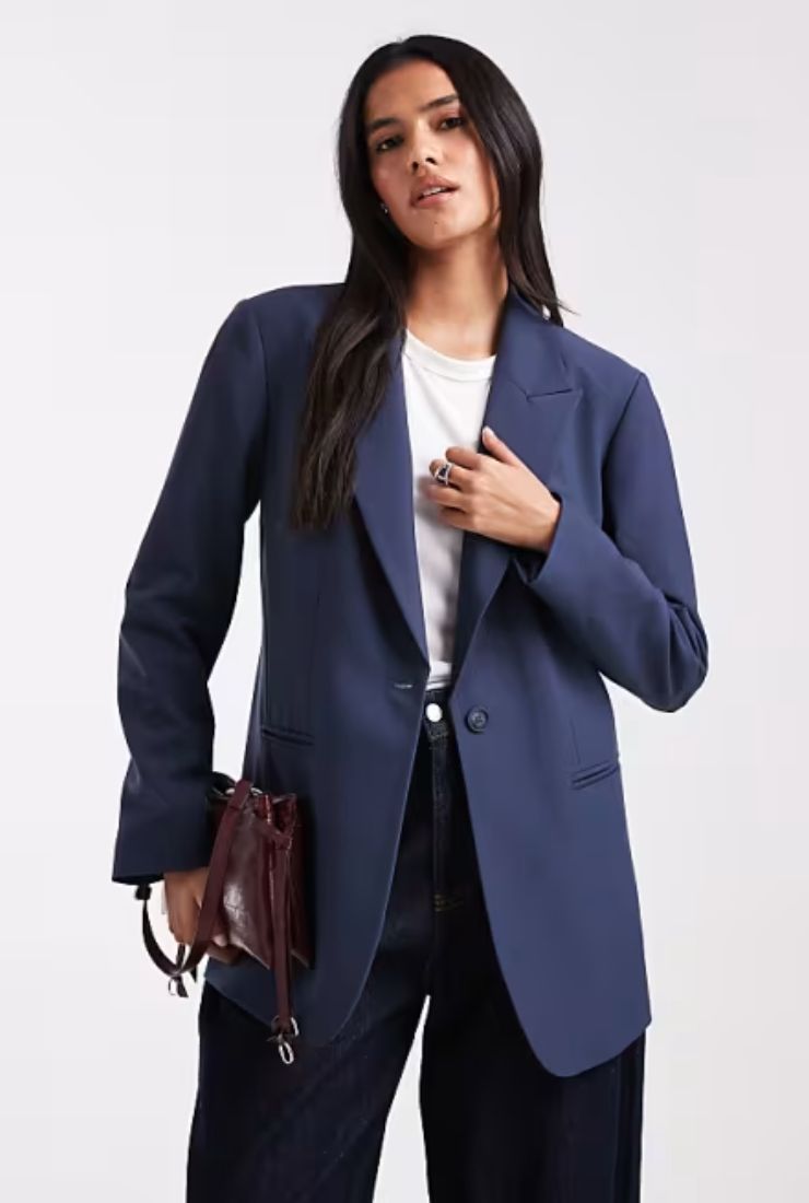 Donna con blazer blu