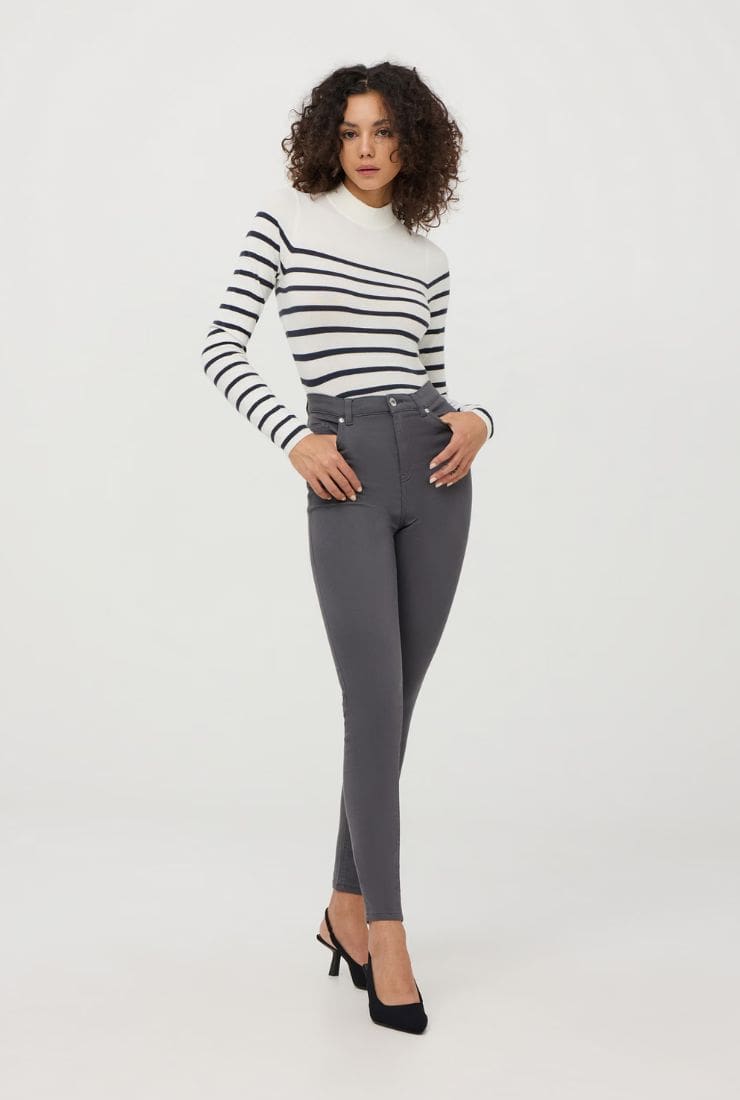 Donna con jeans skinny