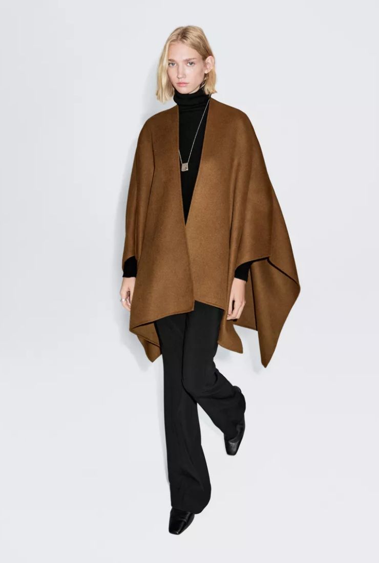 Donna con mantella nocciola