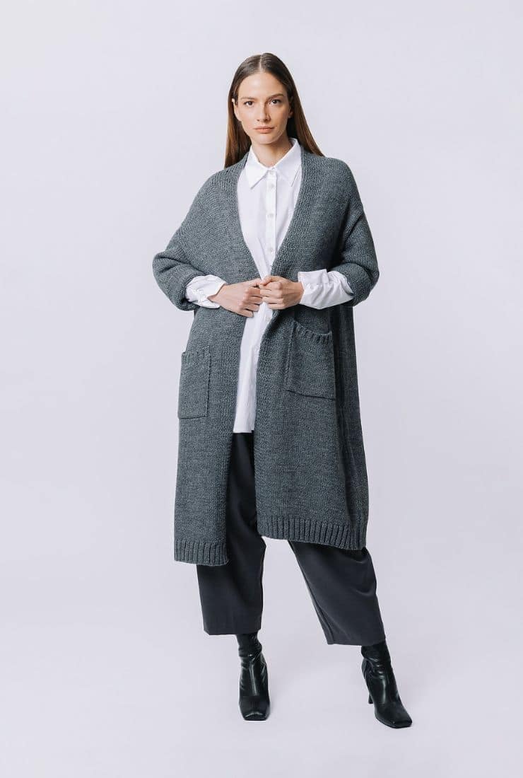 Donna con cardigan grigio