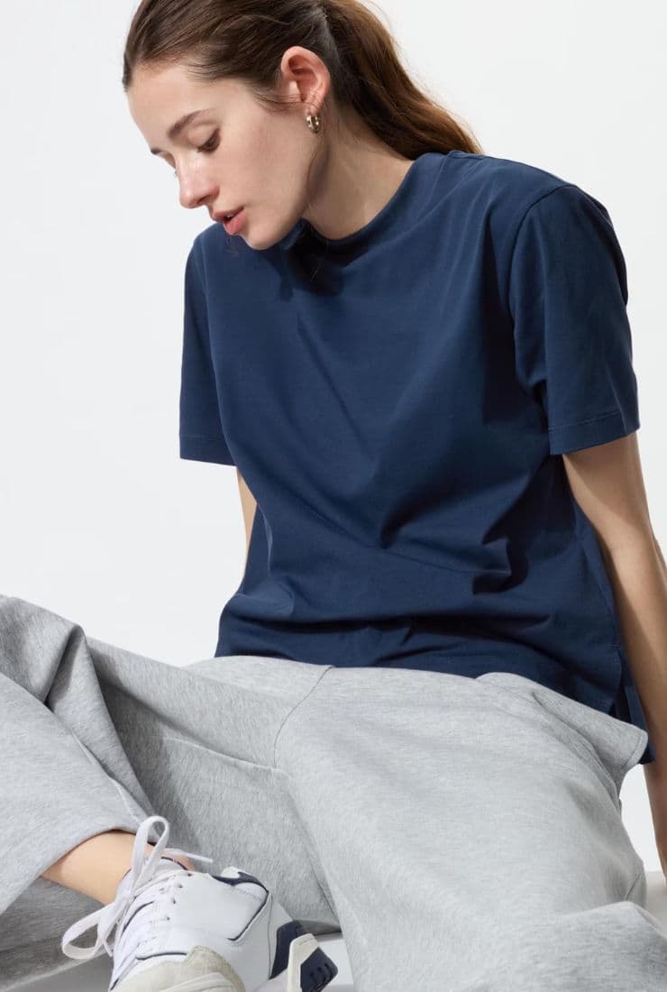 Donna con t shirt blu