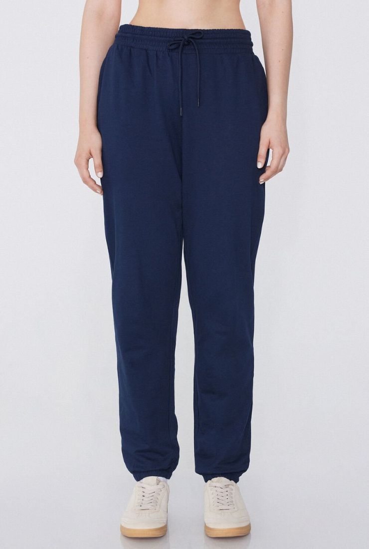 Donna con pantaloni blu