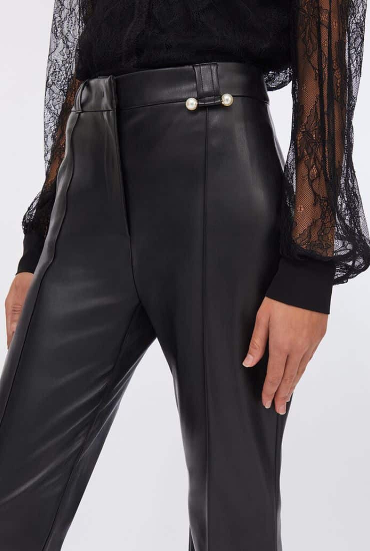 Donna con pantaloni di pelle