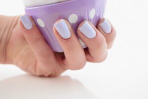 mano che impugna dolce di plastica