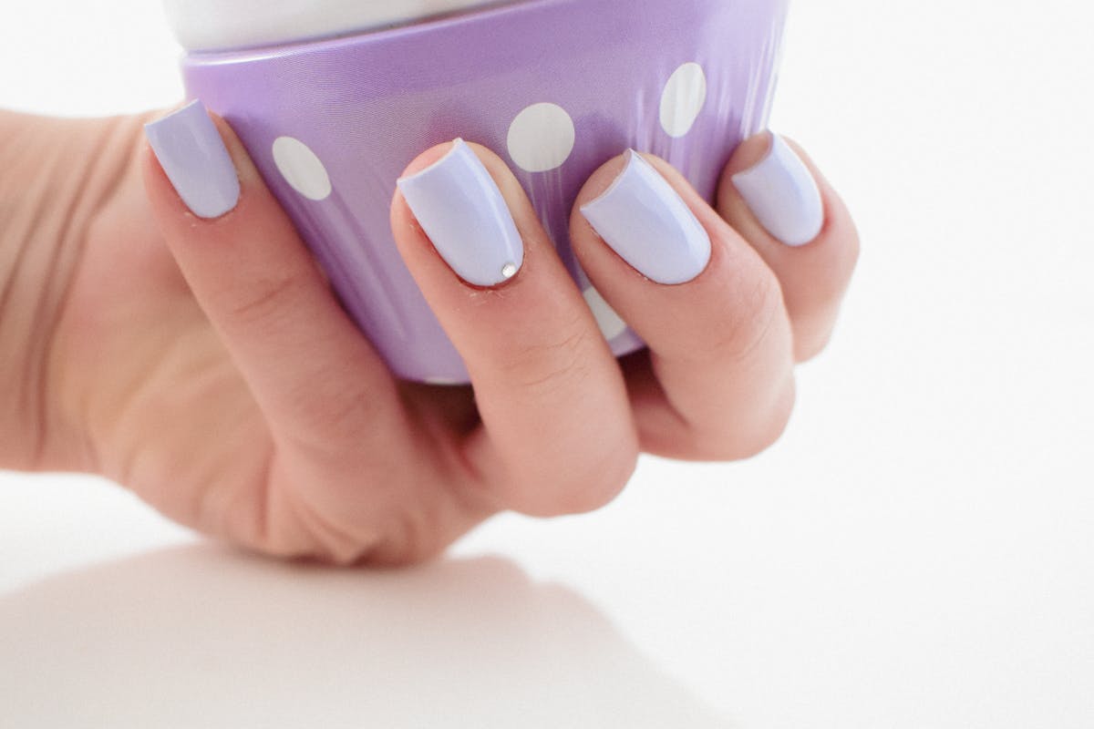 mano che impugna dolce di plastica