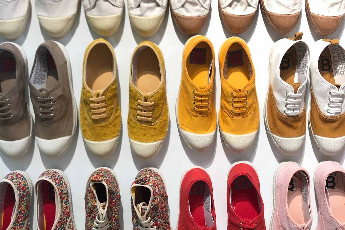 scarpe in fila e riga su sfondo bianco