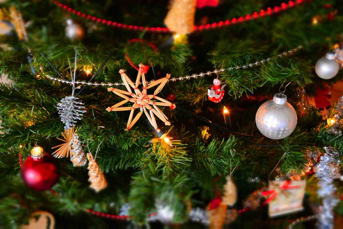 decorazioni su albero natalizio