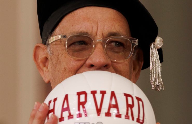 Tom Hanks con un pallone da volley Wilson