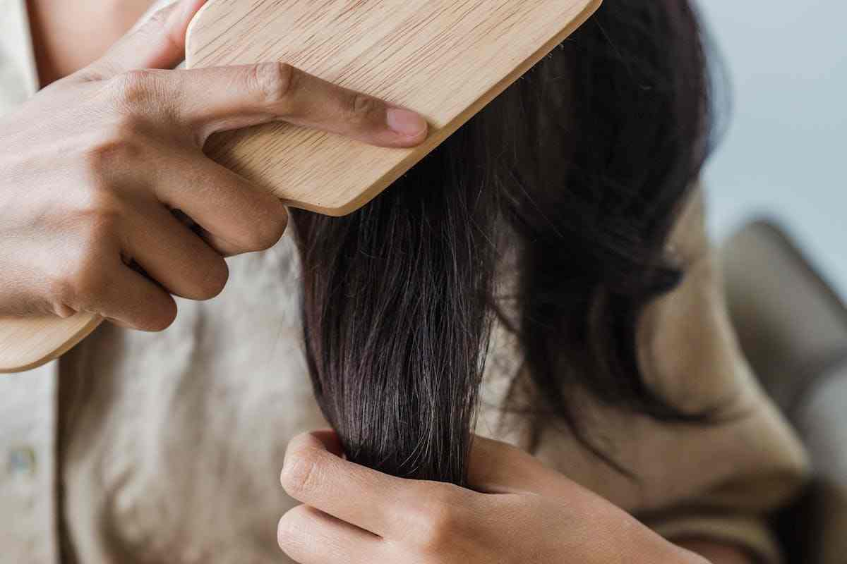 donna che si pettina