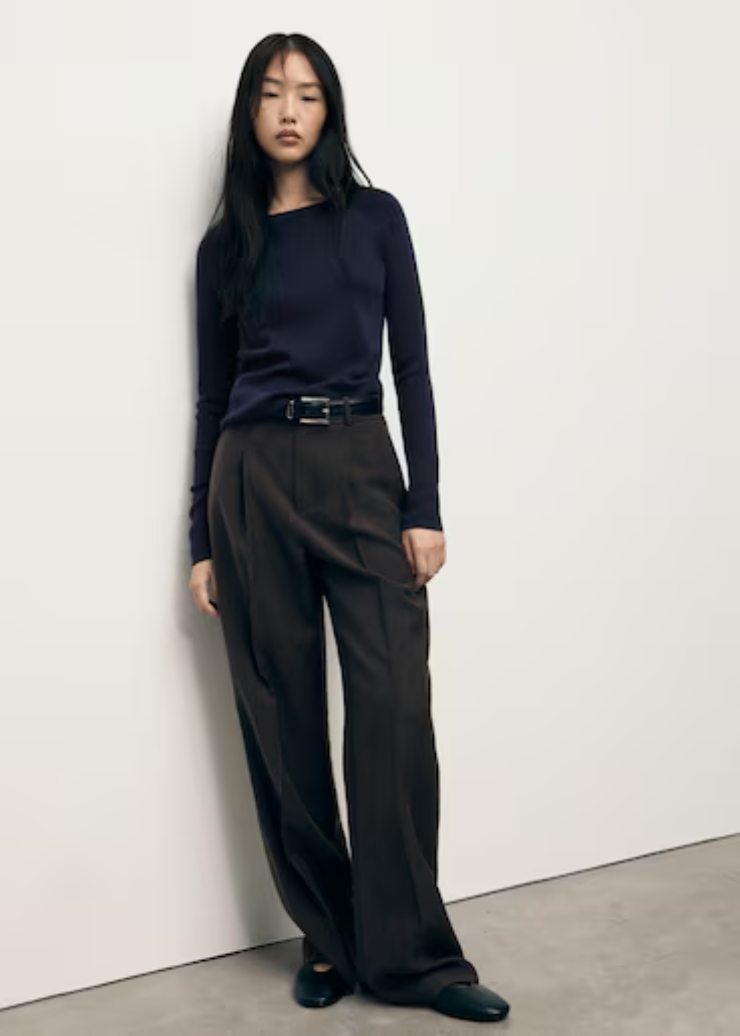 donna con pullover nero