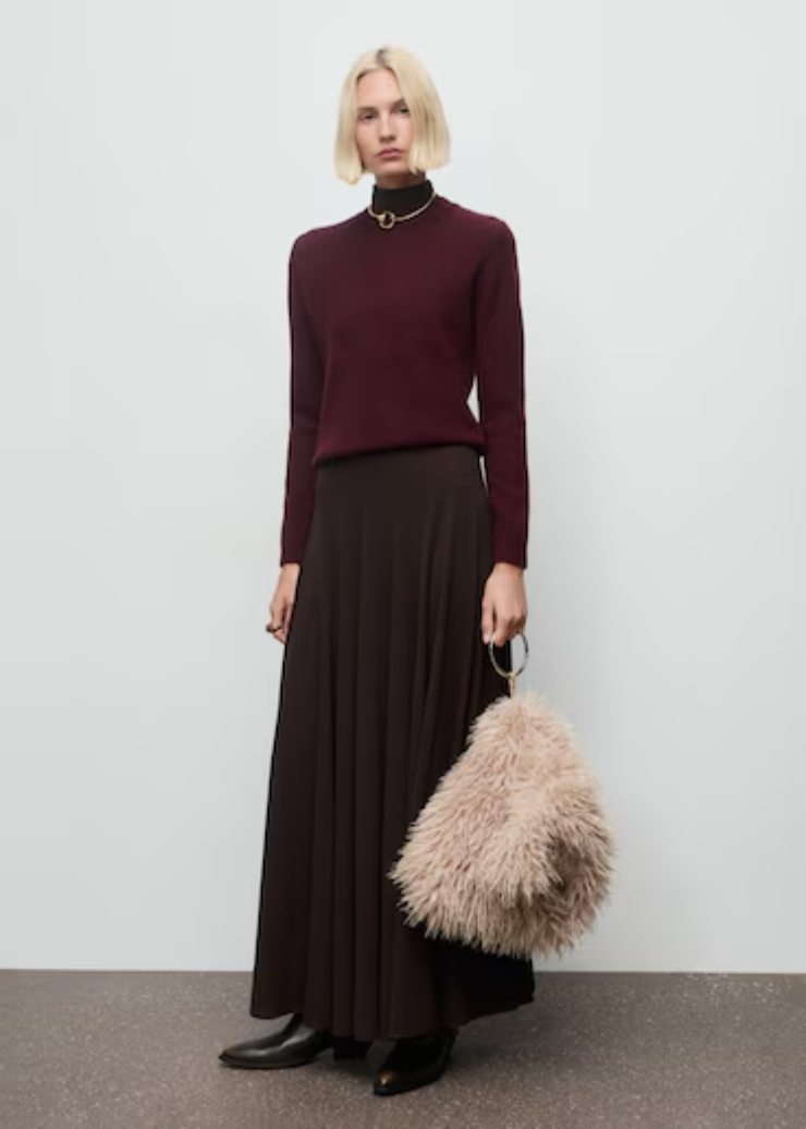 donna che indossa pullover lungo nero