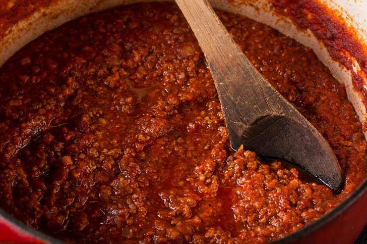 pentola con ragù di salsiccia