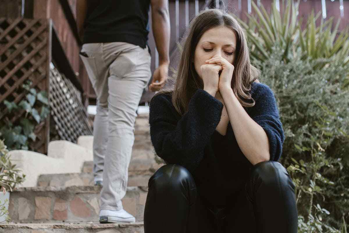 uomo che volta spalle a donna