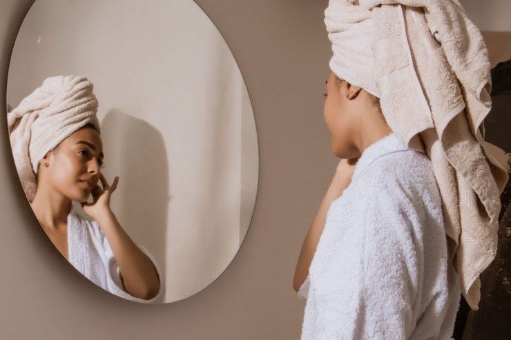 persona che si guarda allo specchio