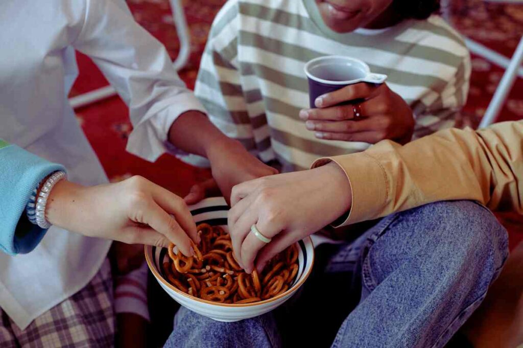 persone che mangiano salatini 