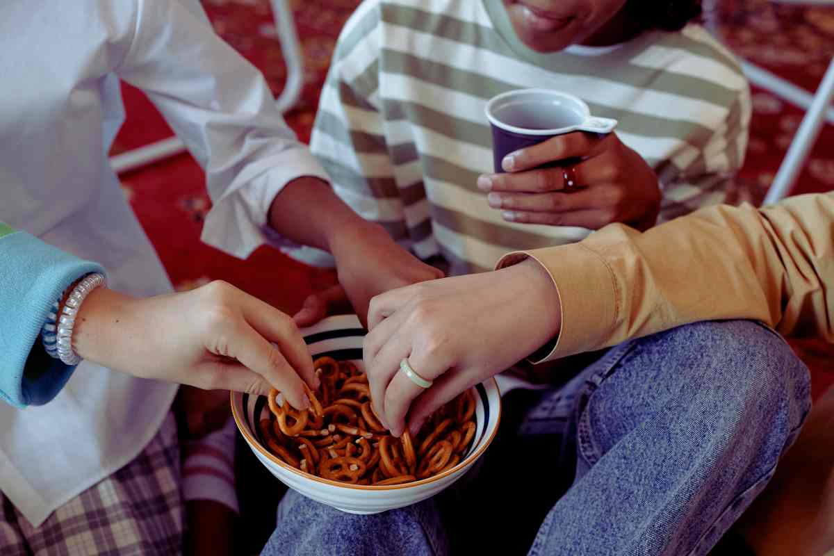 persone che mangiano salatini