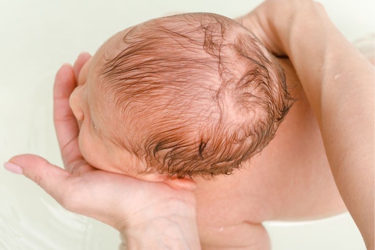 neonato che fa il bagnetto