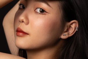 donna asiatica con pelle del viso liscia