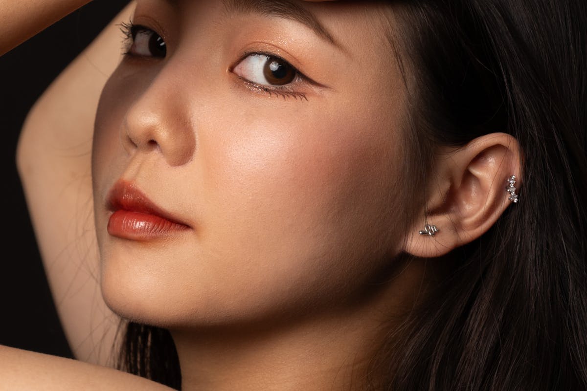 donna asiatica con pelle del viso liscia