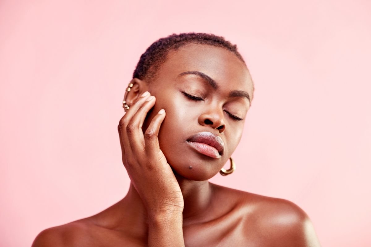 ragazza in posa con sfondo rosa