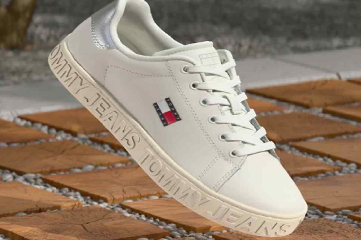 Scarpe bianche con dettagli rossi