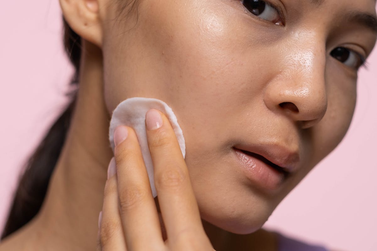 donna che si spalma tonico sul viso