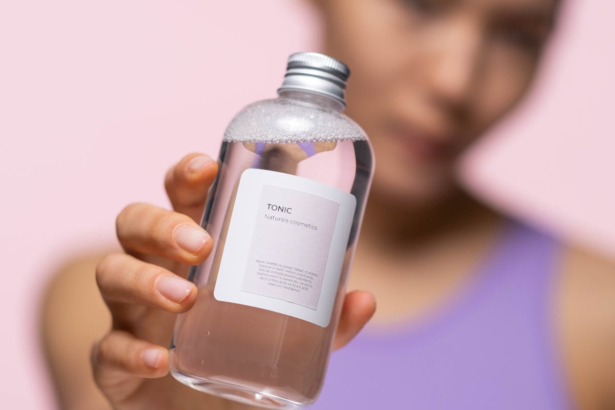 tonico viso in mano a donna