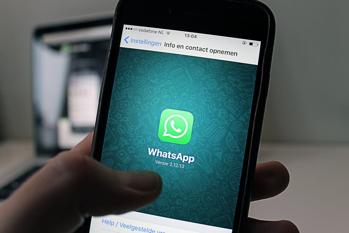 cellulare aperto su whatsapp in mano